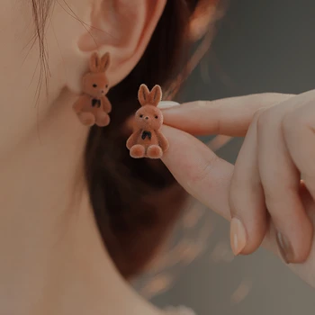 Серьги с кроликами для женщин и девочек Мода 2023 года, осенне-зимние серьги с серебряной иглой в Корее, милые украшения с заклепками в виде медвежьих ушей