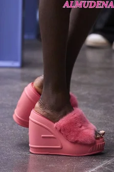 2023 Женские летние шлепанцы на танкетке из ЭВА, роскошные дизайнерские сандалии с открытым носком, белые розовые пушистые тапочки, пляжная обувь