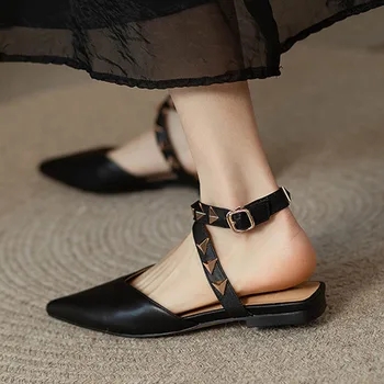 2023 Новые женские тонкие туфли с перекрещивающимися заклепками, босоножки с ремешком и пряжкой, Модные босоножки с острым носком, Летние повседневные туфли на плоской подошве
