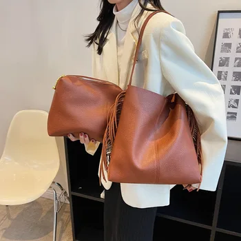 Женская сумка в стиле ретро большой вместимости, новинка 2023 года, модная сумка для мобильного телефона на одно плечо для матери, сумочка-ведерко с кисточками