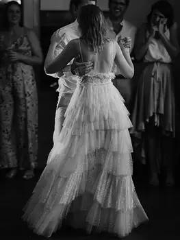 Свадебное платье из многослойной кружевной сетки на тонких бретельках, Романтическое свадебное платье в стиле бохо с V-образным вырезом и открытой спиной, Пляжное платье в деревенском стиле